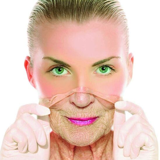En kvinne i voksen alder blir kvitt rynker i ansiktet med hjemmemedisiner