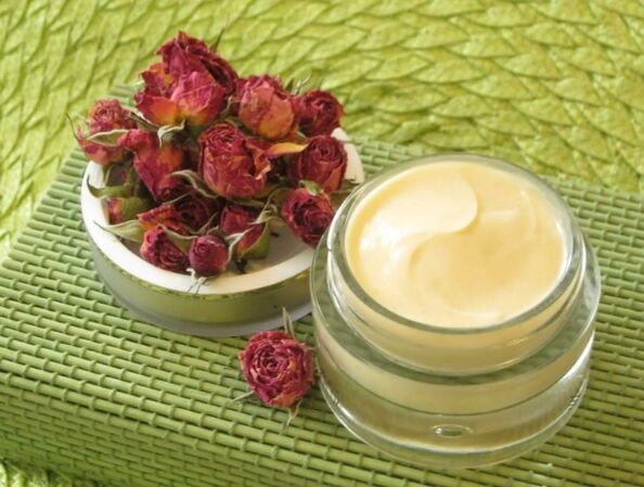 Gresskrem med rosa vann