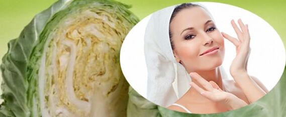 Maske med kål for å stramme huden